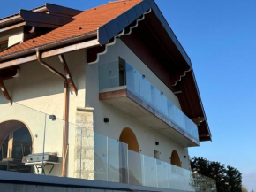 Stylish duplex with panoramic lake view